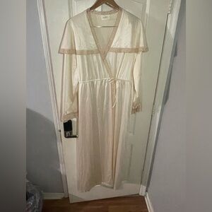 Luxurious Vintage 70’s Cream Lace-Trimmed Robe